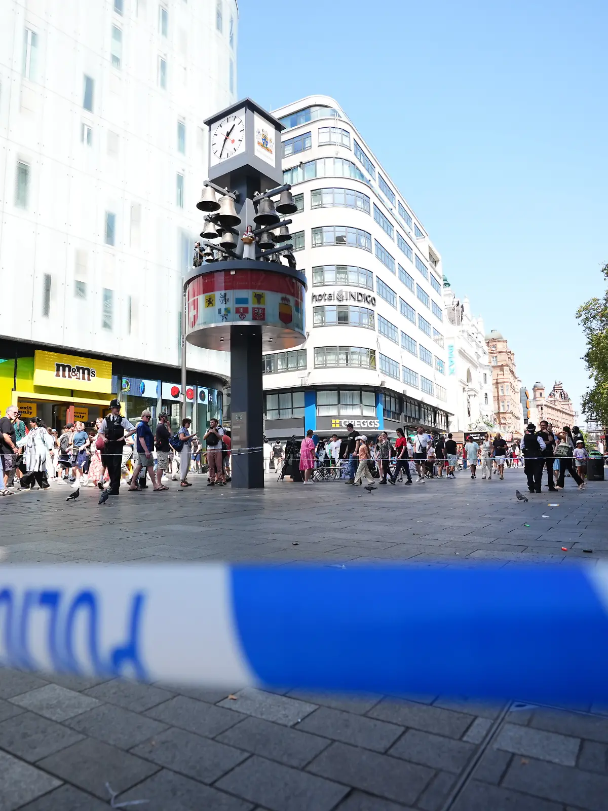 Polizisten haben den Tatort in London abgesperrt.