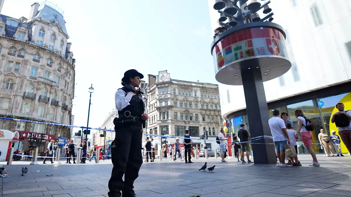 Die Polizei bewacht den Leicester Square.