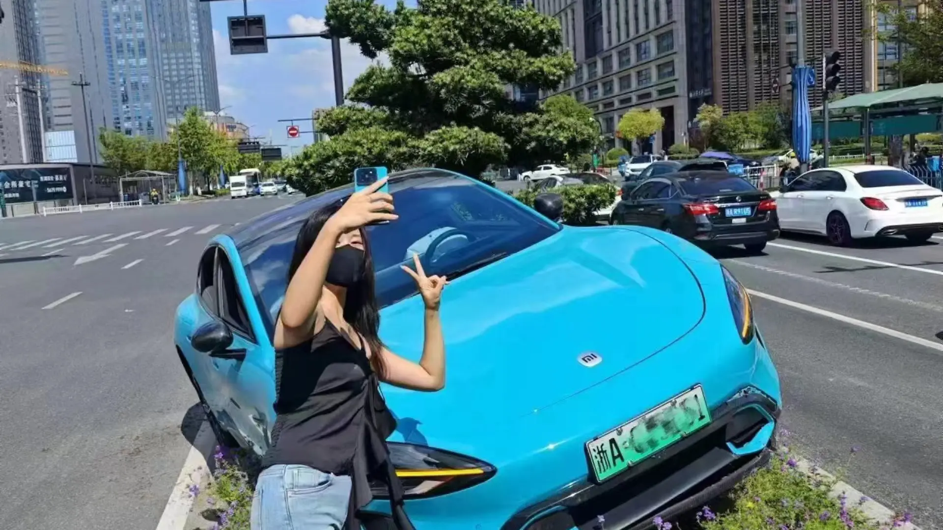Statt Hilfe zu holen, macht die Frau als erstes ein Selfie.