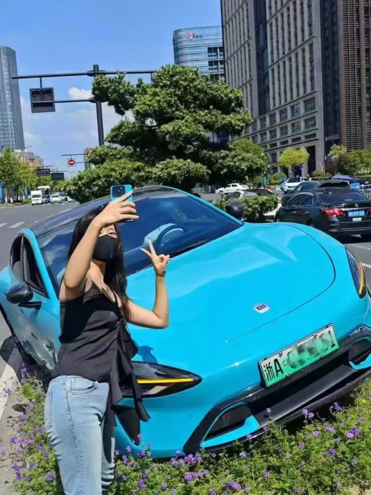 Statt Hilfe zu holen, macht die Frau als erstes ein Selfie. 