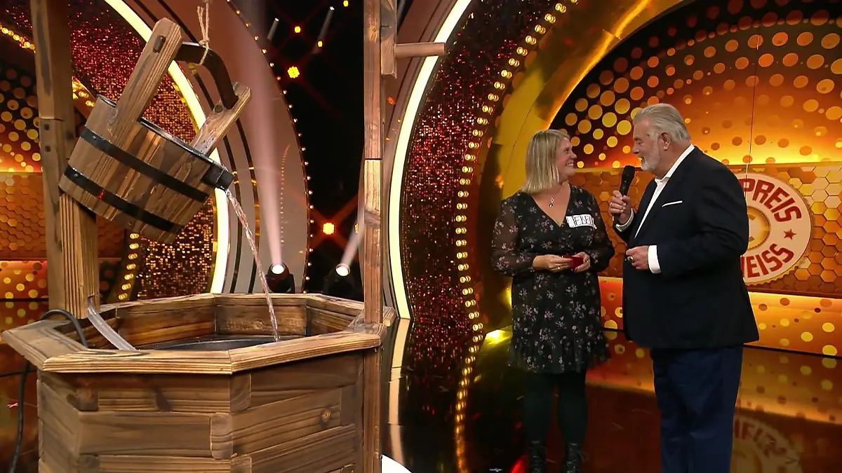 "Der Preis ist heiß"-Kandidatin "Liebelein" strahlt übers ganze Gesicht, als sie gemeinsam mit Harry Wijnvoord auf der Bühne steht.