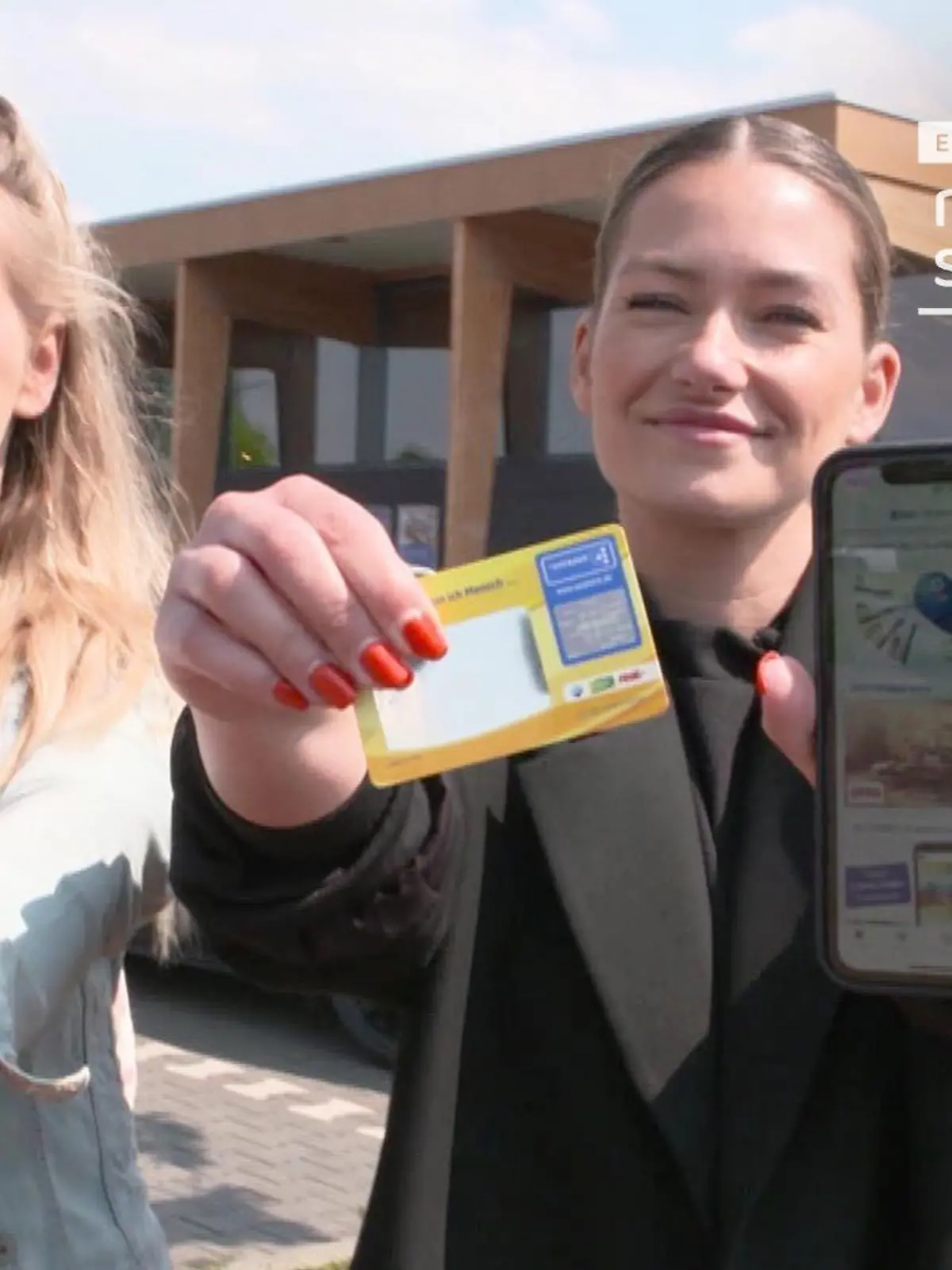 Zwei Frauen vergleichen Einkaufs-Coupons und Payback