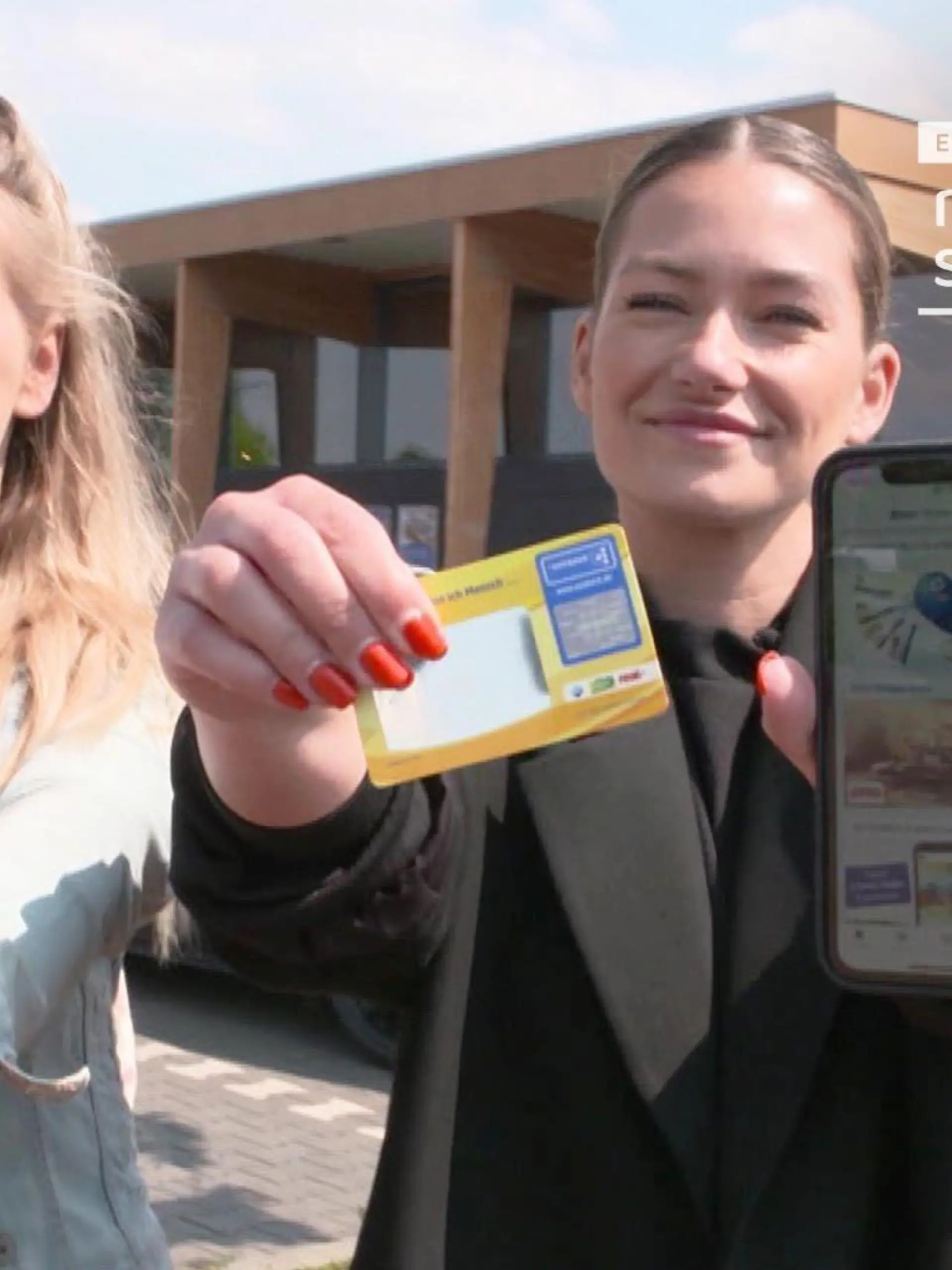 Zwei Frauen vergleichen Einkaufs-Coupons und Payback