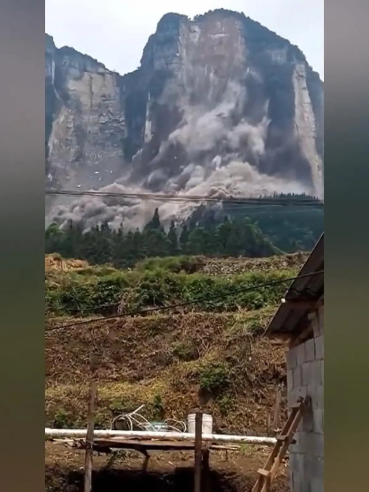 In China ist am Wochenende ein großes Stück von einem Berg abgebrochen und als Geröll-Lawine in ein Tal gerauscht. Erst filmten die Menschen den unglaublichen Anblick, dann rannten sie um ihr Leben. Mehr dazu im Video.