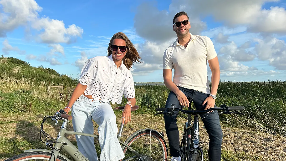 Die RTL Nord-Moderatoren Susanne Böhm und Alexander Müschen radeln während ihrer Sommertour entlang der deutsch-dänischen Grenze.