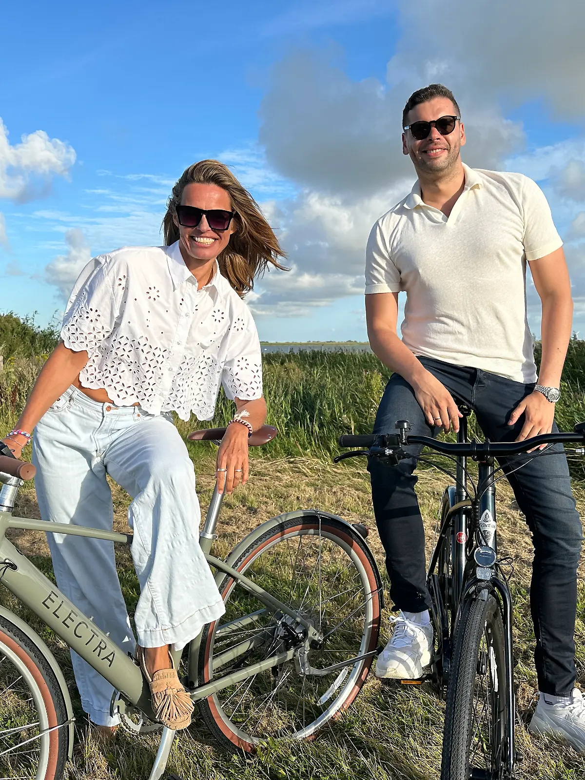 Die RTL Nord-Moderatoren Susanne Böhm und Alexander Müschen radeln während ihrer Sommertour entlang der deutsch-dänischen Grenze.