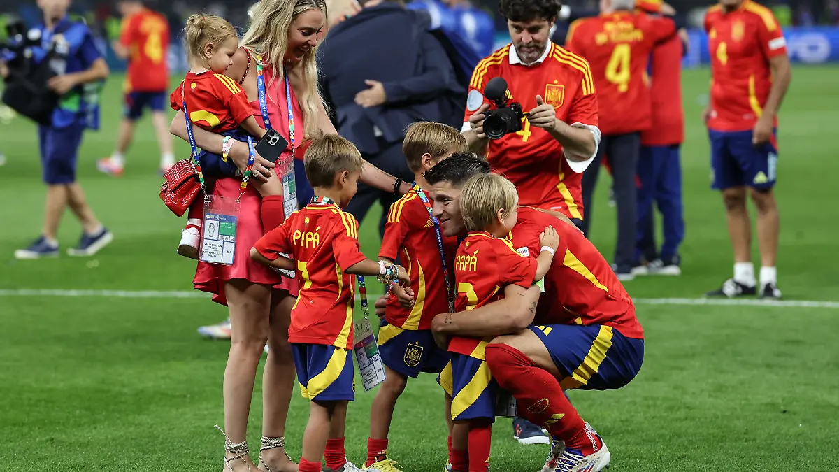 Alvaro Morata feiert seinen größten Karriere-Erfolg mit seiner Familie.