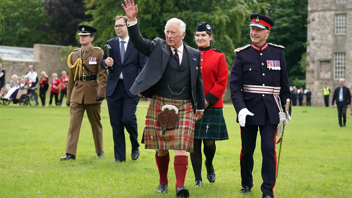 03.07.2023, Großbritannien, Edinburgh: König Charles III. (M) von Großbritannien winkt bei seinem Besuch im Kinneil House anlässlich der ersten Schottlandreise seit seiner Krönung. Foto: Andrew Milligan/PA Wire/dpa +++ dpa-Bildfunk +++