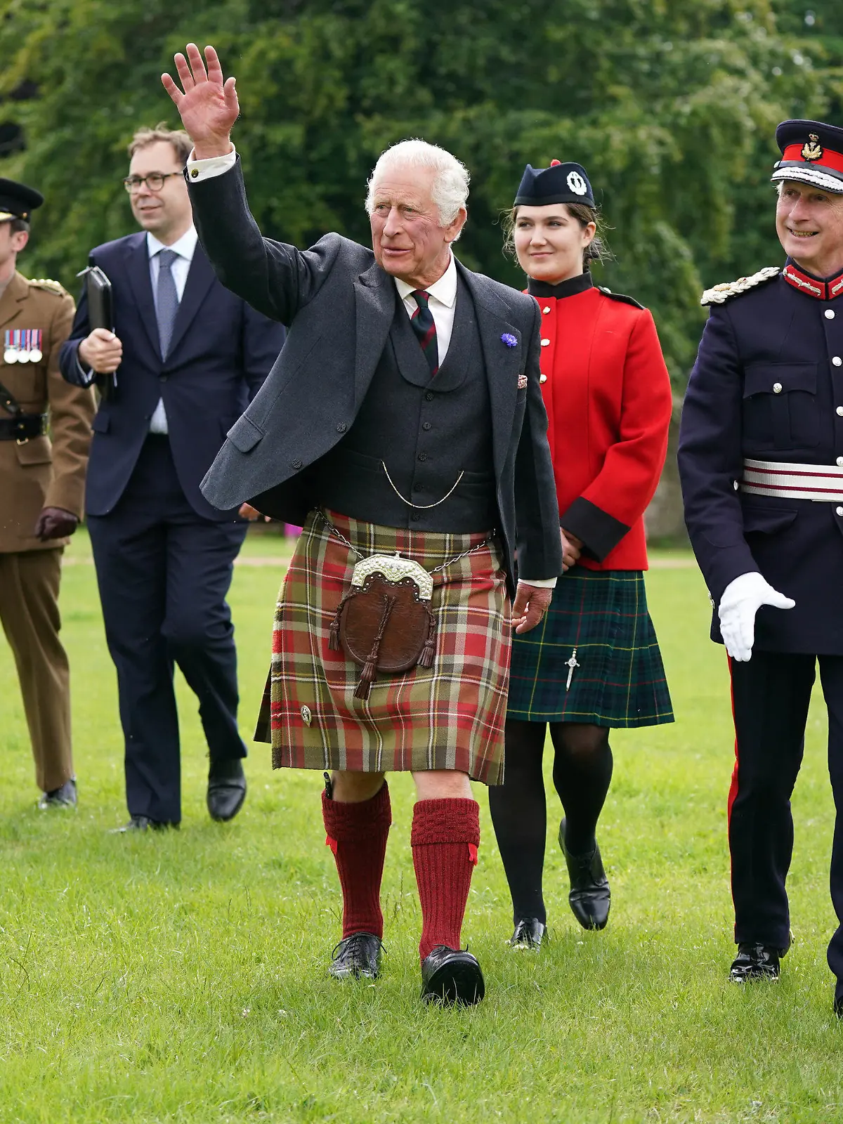 03.07.2023, Großbritannien, Edinburgh: König Charles III. (M) von Großbritannien winkt bei seinem Besuch im Kinneil House anlässlich der ersten Schottlandreise seit seiner Krönung. Foto: Andrew Milligan/PA Wire/dpa +++ dpa-Bildfunk +++