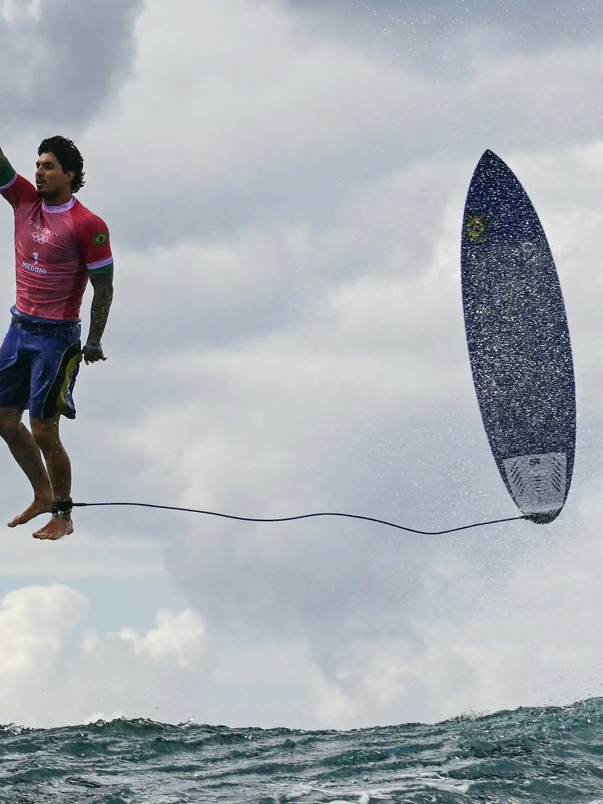 Der brasilianische Surfer Gabriel Medina schwebt über dem Wasser.