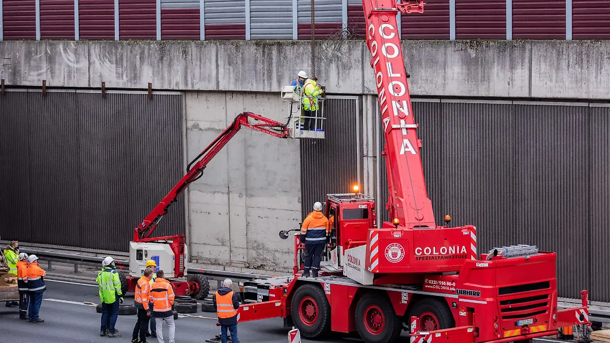 Vor mehr als dreieinhalb Jahren wurde auf der Autobahn 3 bei Köln eine 66-Jährige von einer Lärmschutzwand in ihrem Auto erschlagen - nun kommt es zum Prozess. (Archivbild)
