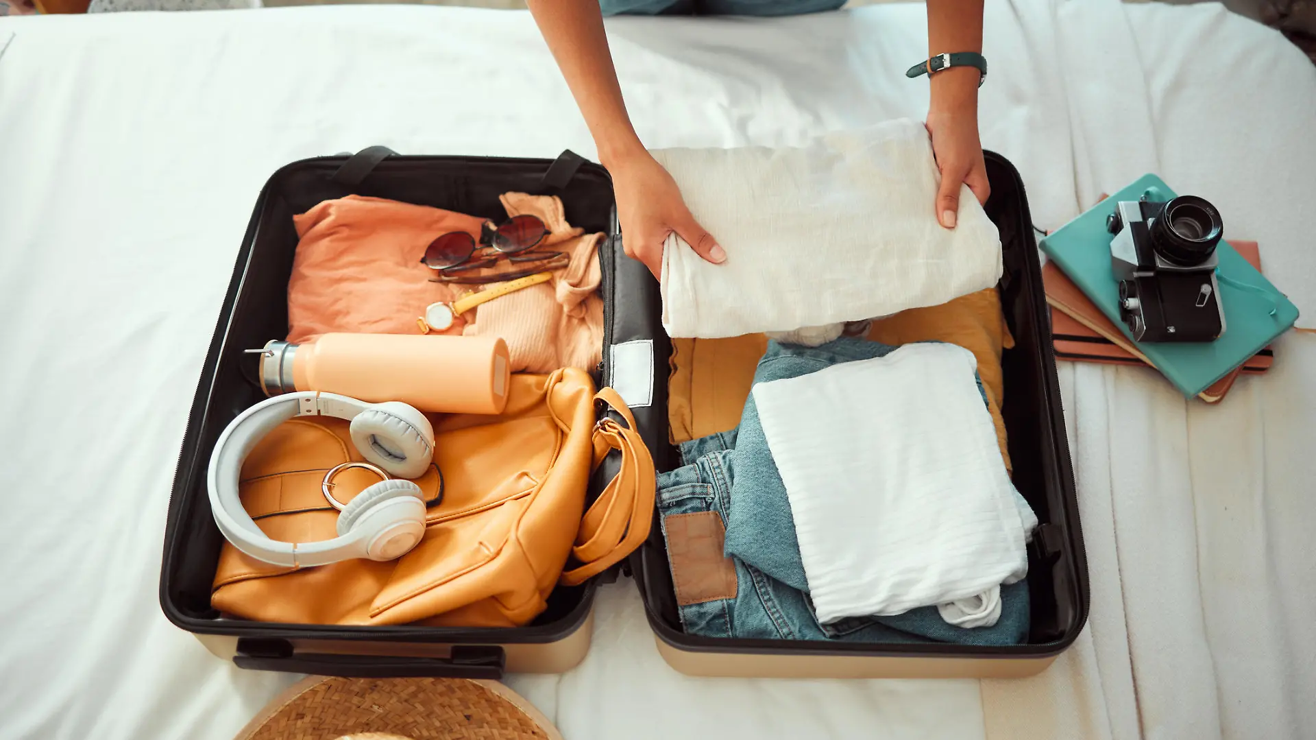 Frau packt Koffer