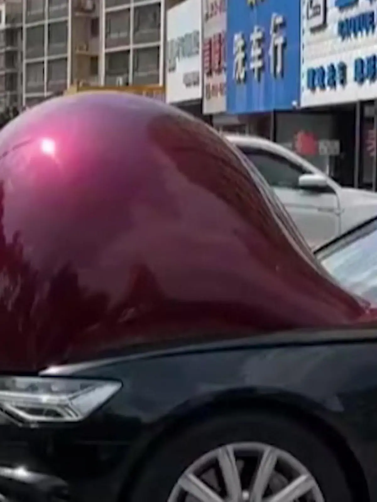 Aufgebläht oder ist hier doch noch ein Miniauto drin? Diese Frage stellen sich einige Passanten in China. Da tritt in diesen Tagen vermehrt das Phänomen von  „Schwangere Autos" auf. Warum sie sich wirklich verformen, zeigen wir im Video. 