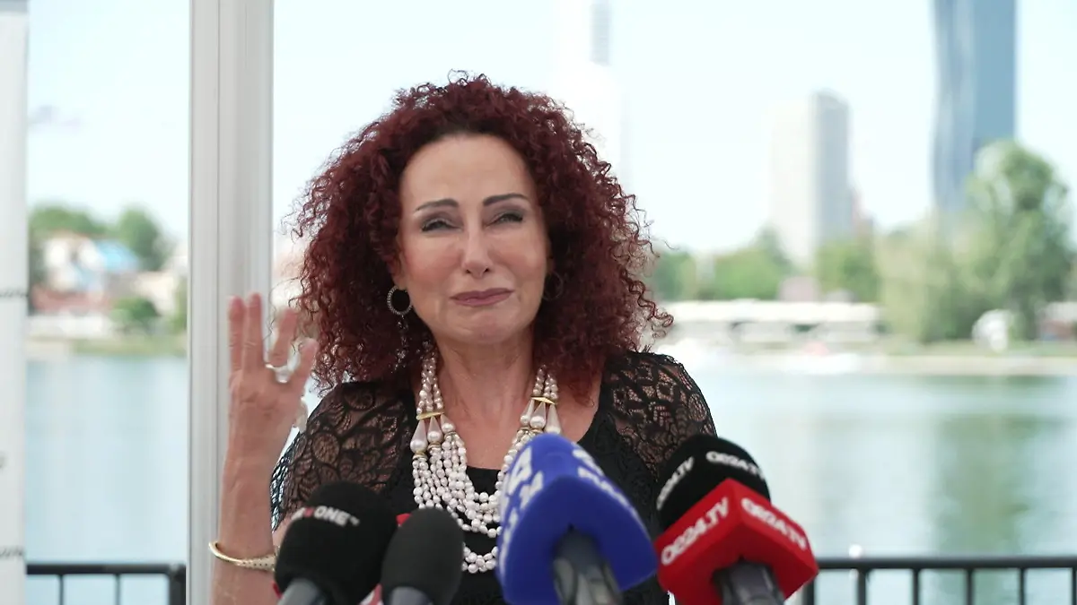Christina "Mausi" Lugner weint vor laufender Kamera Nach Tod von Richard Lugner