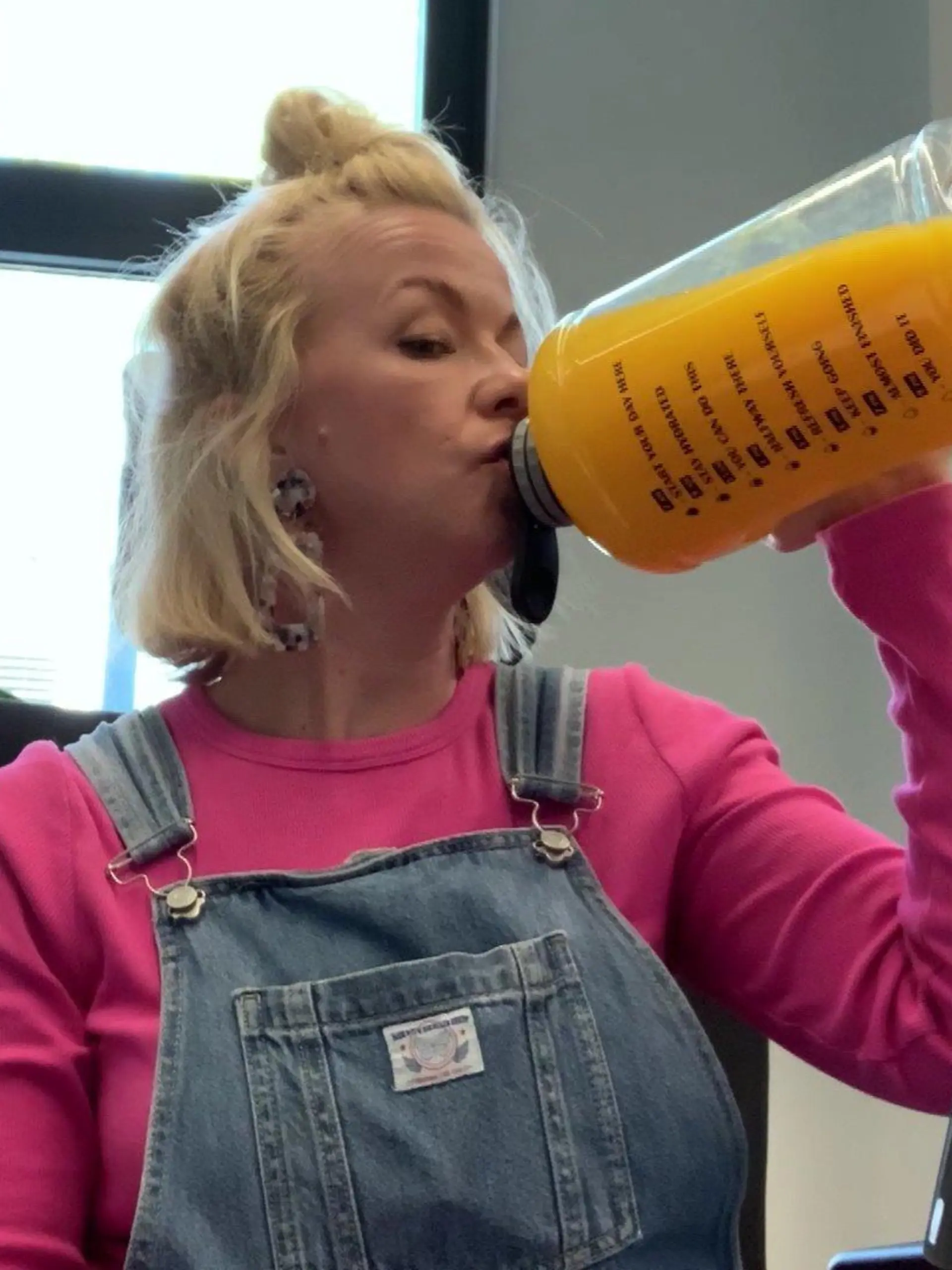 Linda Elden trinkt Saft