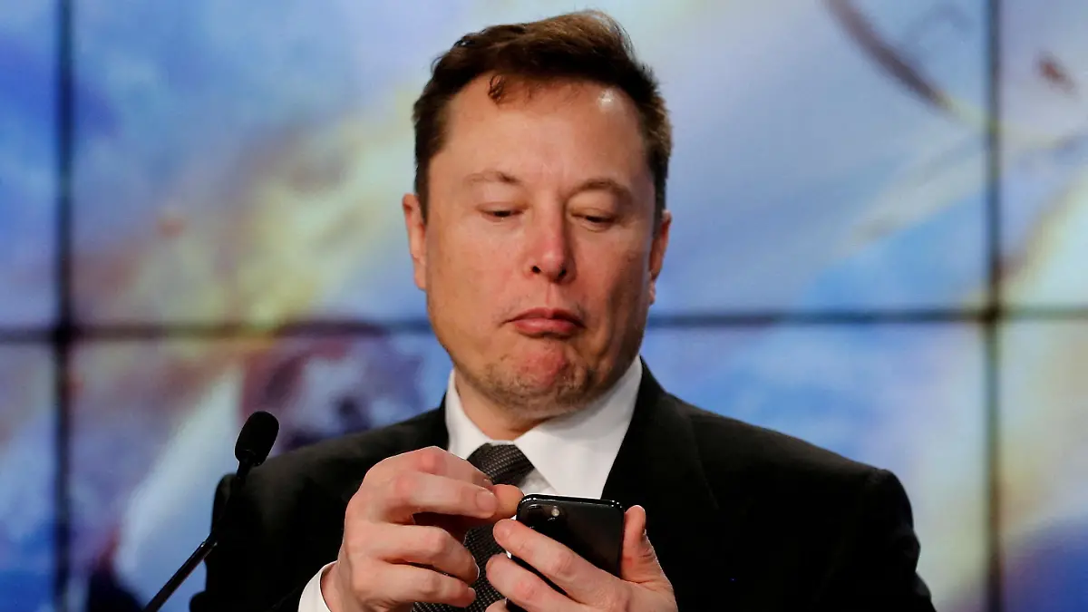 FILE PHOTO: Elon Musk looks at his mobile phone in Cape Canaveral, Florida, U.S. January 19, 2020. REUTERS/Joe Skipper/File Photo/File Photo