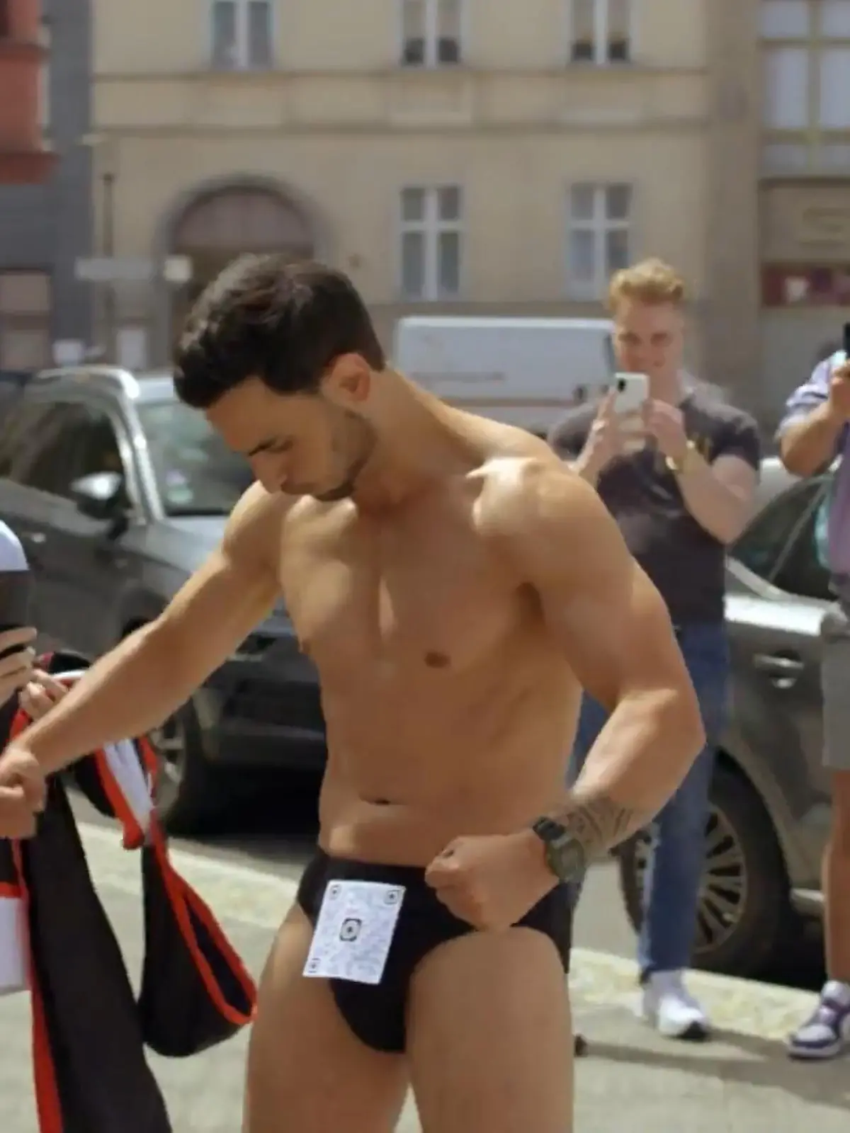 Nihat (Timur Ülker) gibt alles für seine Fitness-App.