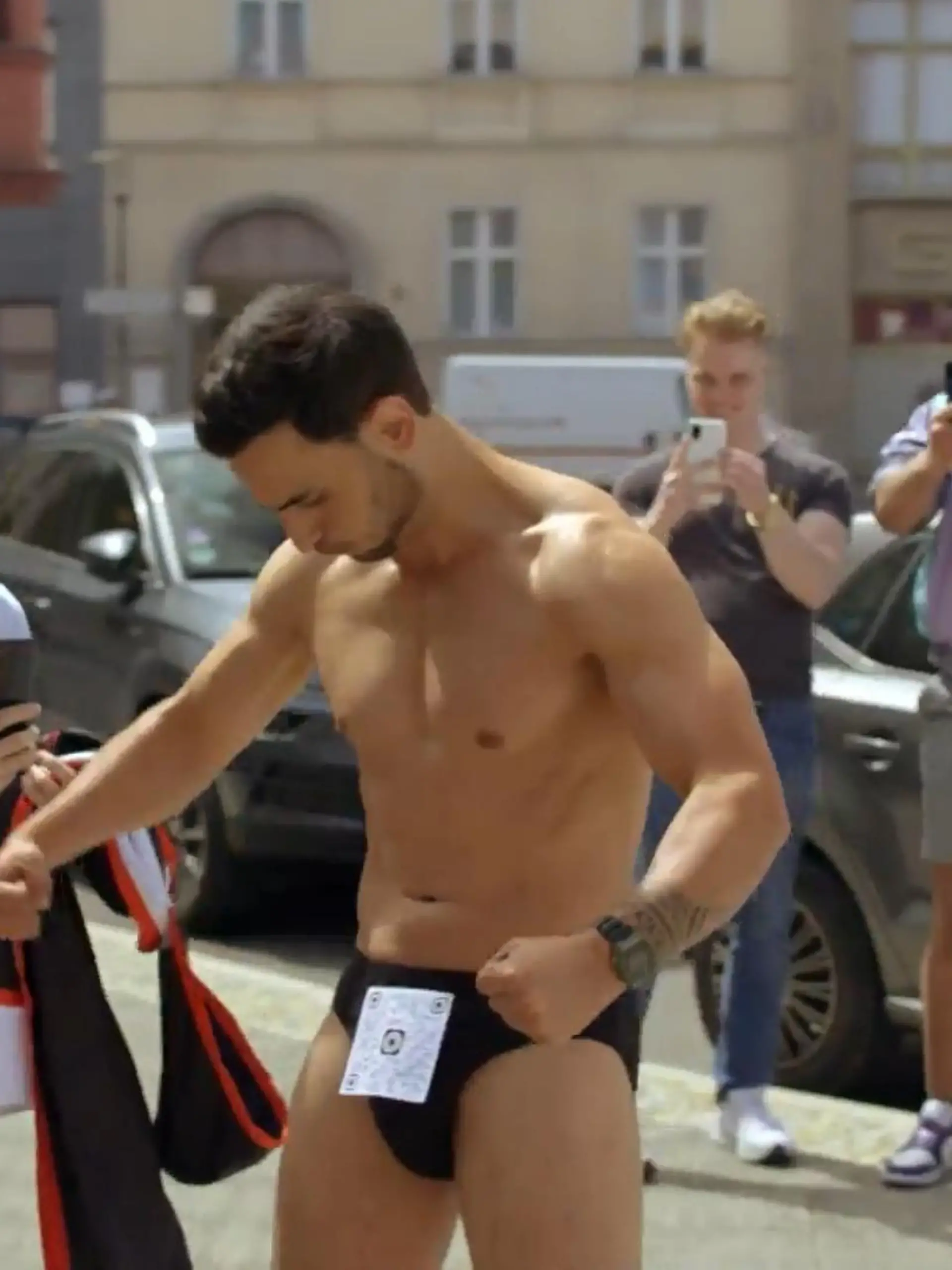 Nihat (Timur Ülker) gibt alles für seine Fitness-App.