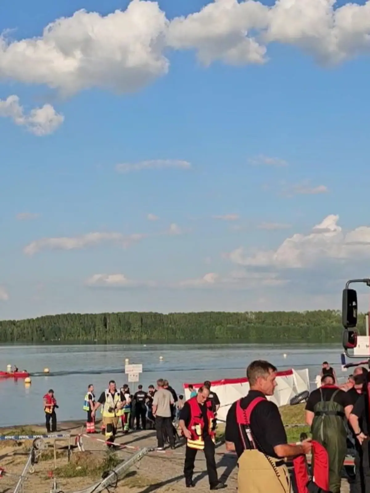 Der Junge verschwand am Montagabend am Blausteinsee in Eschweiler (NRW). 