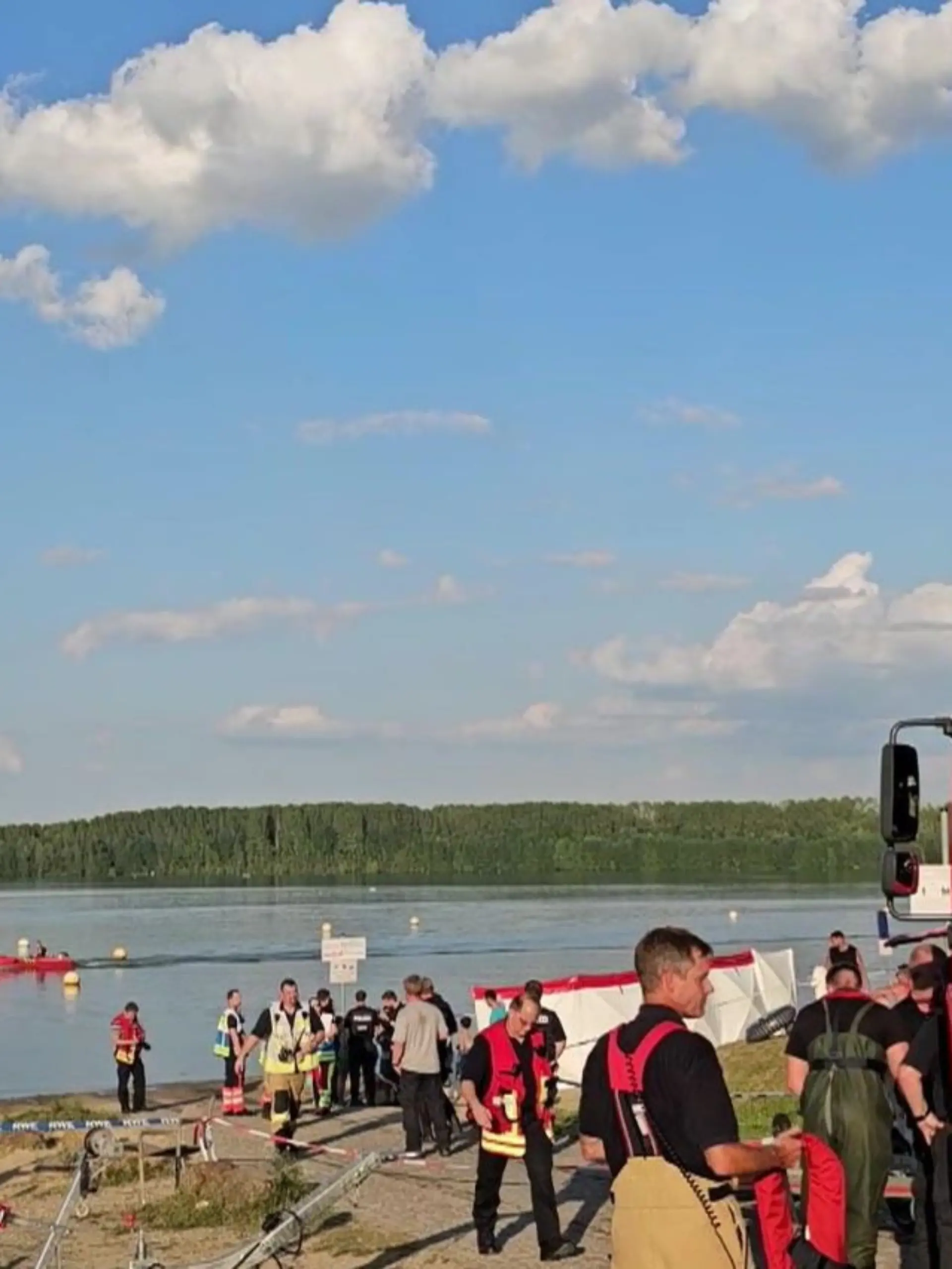 Der Junge verschwand am Montagabend am Blausteinsee in Eschweiler (NRW). 
