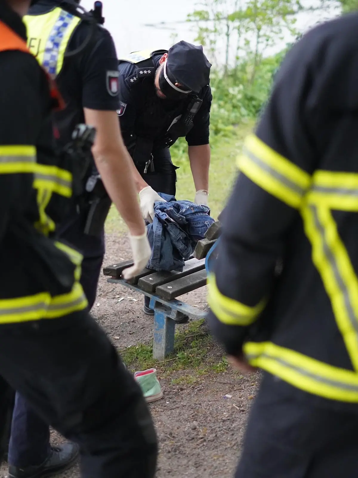 Bild zu: "Schuhe & Hosen an Alsterufer gefunden "