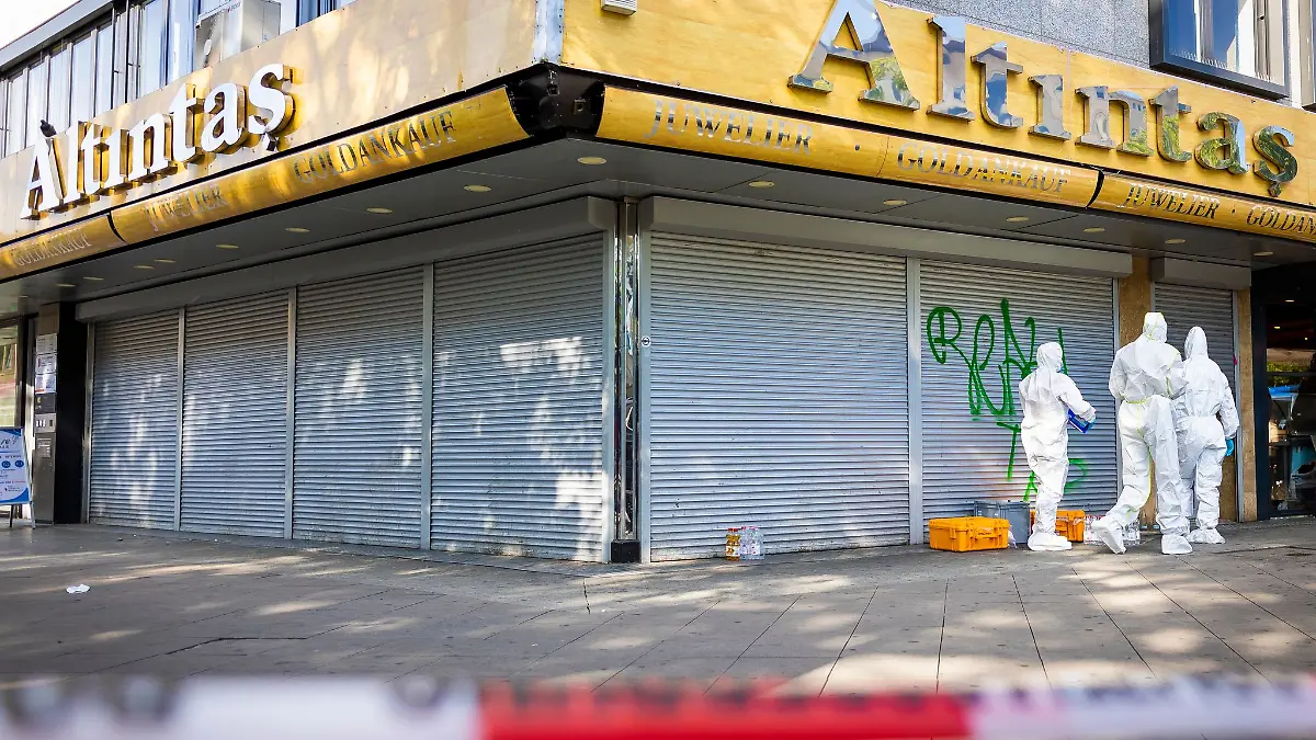 Sie schießen auf einen Juwelier in Hannovers Fußgängerzone, flüchten auf Damenrädern - und nur einer von ihnen ist bisher verurteilt. Nun stehen zwei weitere Männer vor Gericht. (Archivbild)