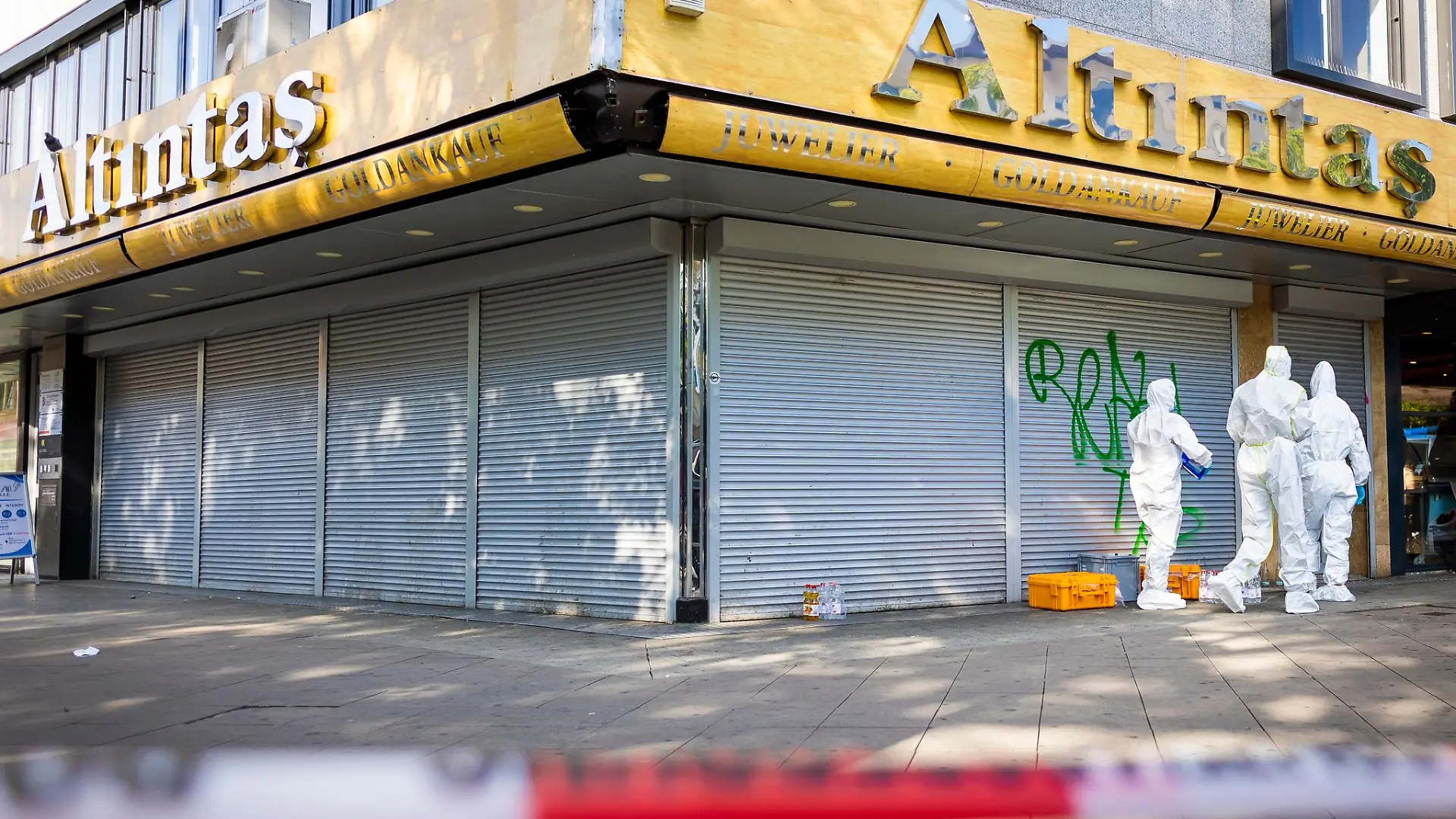 Sie schießen auf einen Juwelier in Hannovers Fußgängerzone, flüchten auf Damenrädern - und nur einer von ihnen ist bisher verurteilt. Nun stehen zwei weitere Männer vor Gericht. (Archivbild)