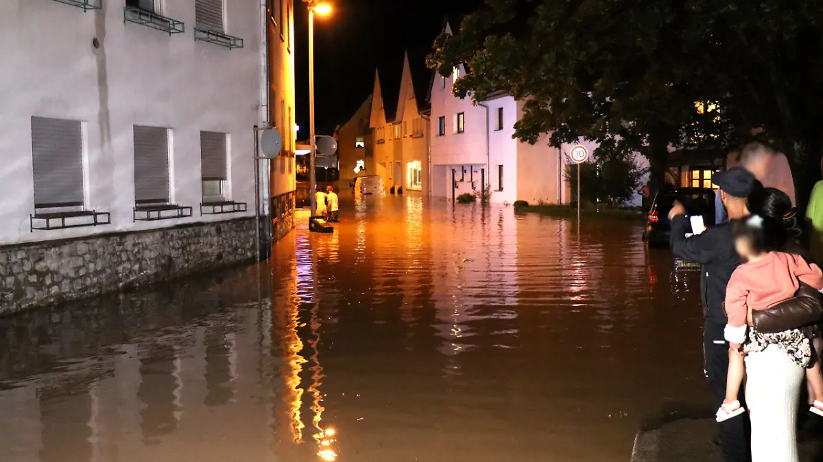 13.08.2024, Baden-Württemberg, Bruchsal: Hochwasser überflutet im Landkreis Karlsruhe eine Straße. Heftige Unwetter haben Straßen überflutet, Keller volllaufen und vor allem den Fluss Saalbach im Landkreis Karlsruhe extrem ansteigen lassen. Feuerwehr, Polizei und Rettungskräfte sind im Dauereinsatz. Foto: Priebe/pr-video/dpa +++ dpa-Bildfunk +++