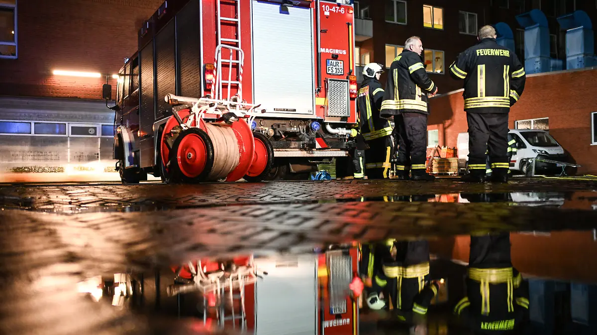 13.08.2024, Niedersachsen, Aurich: Einsatzkräfte von Feuerwehr versuchen, den Keller der Ubbo-Emius-Klinik auszupumpen, um eine Evakuierung zu verhindern. Heftige Starkregenfälle haben auch in Ostfriesland zu Hunderten Feuerwehreinsätzen geführt. Foto: Lars Penning/dpa +++ dpa-Bildfunk +++