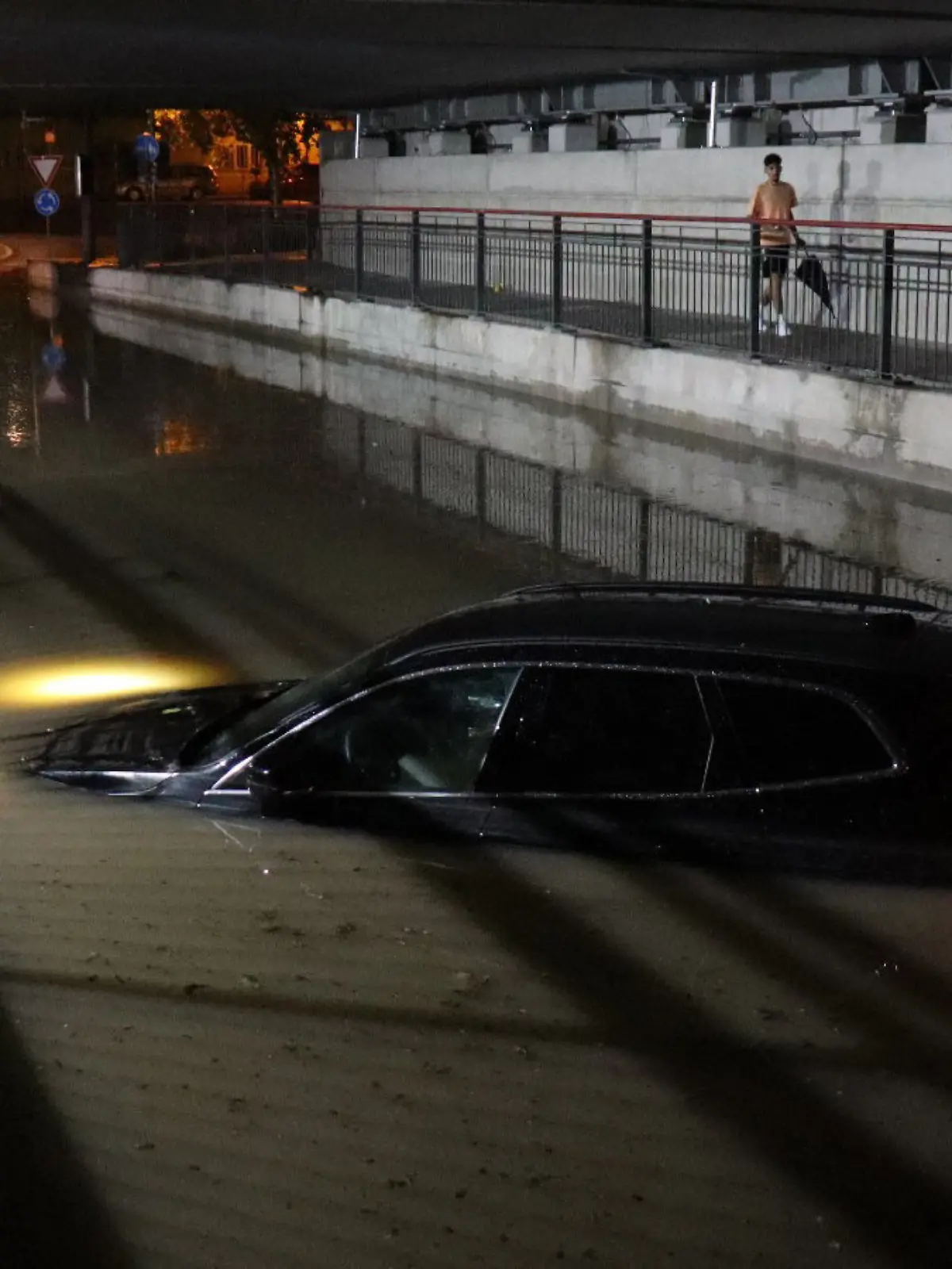 13.08.2024, Baden-Württemberg, Bruchsal: In der sogenannten Siemens-Unterführung steht ein Pkw in einer Unterführung nach einem schweren Gewitter bis zur Motorhaube im Wasser. Foto: René Priebe/dpa +++ dpa-Bildfunk +++