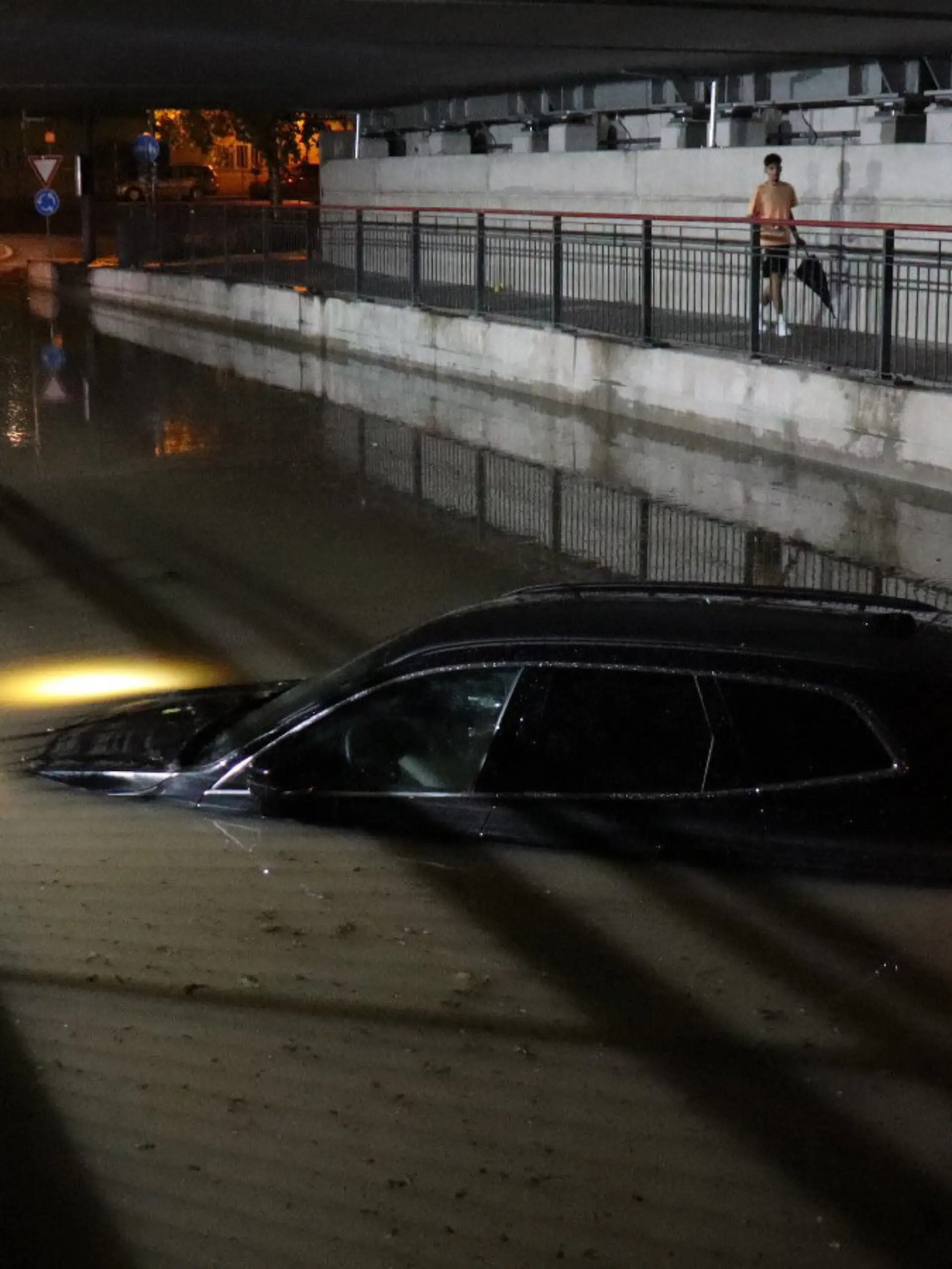 13.08.2024, Baden-Württemberg, Bruchsal: In der sogenannten Siemens-Unterführung steht ein Pkw in einer Unterführung nach einem schweren Gewitter bis zur Motorhaube im Wasser. Foto: René Priebe/dpa +++ dpa-Bildfunk +++
