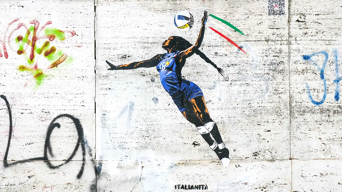 Das Original! Das Straßenkunstwerk zu Ehren der italienischen Volleyball-Olympiasiegerin Paola Egonu in Rom.