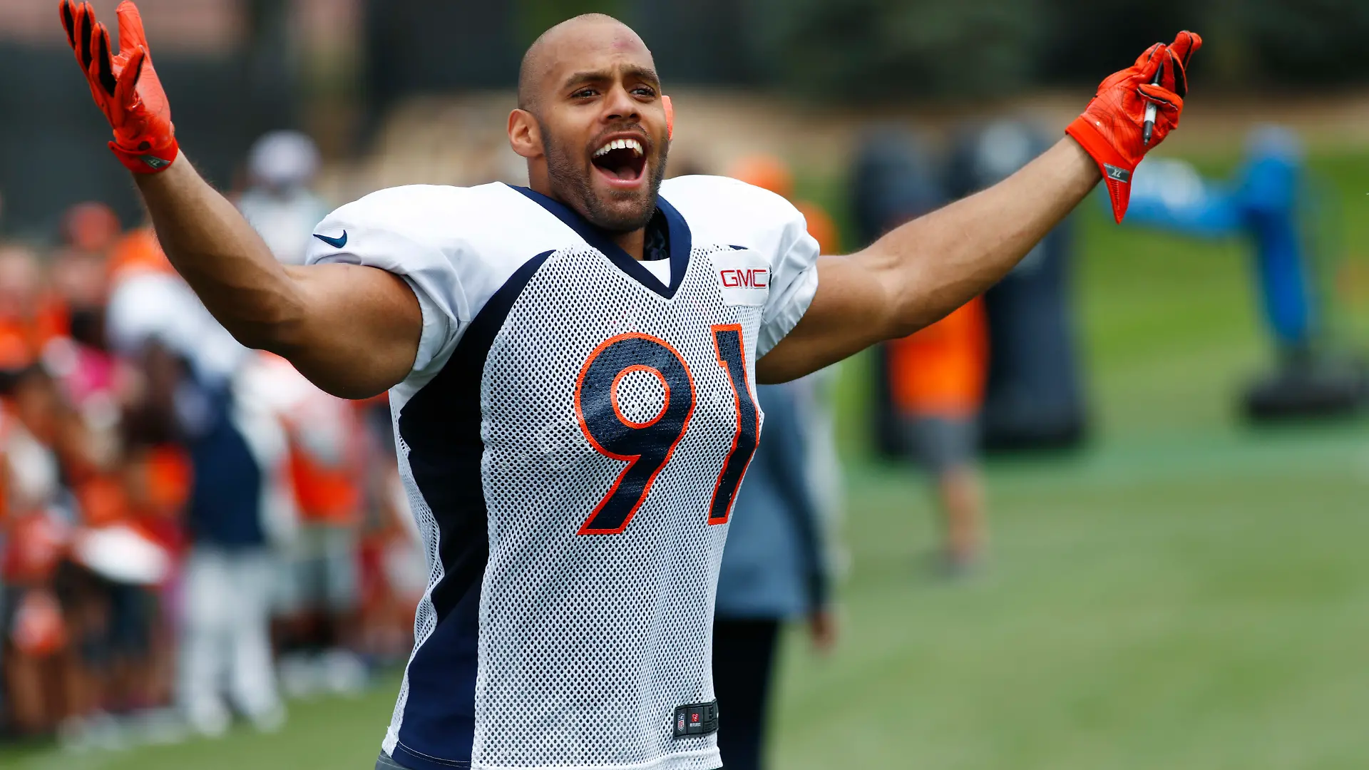 Kasim Edebali im Trikot der Denver Broncos.