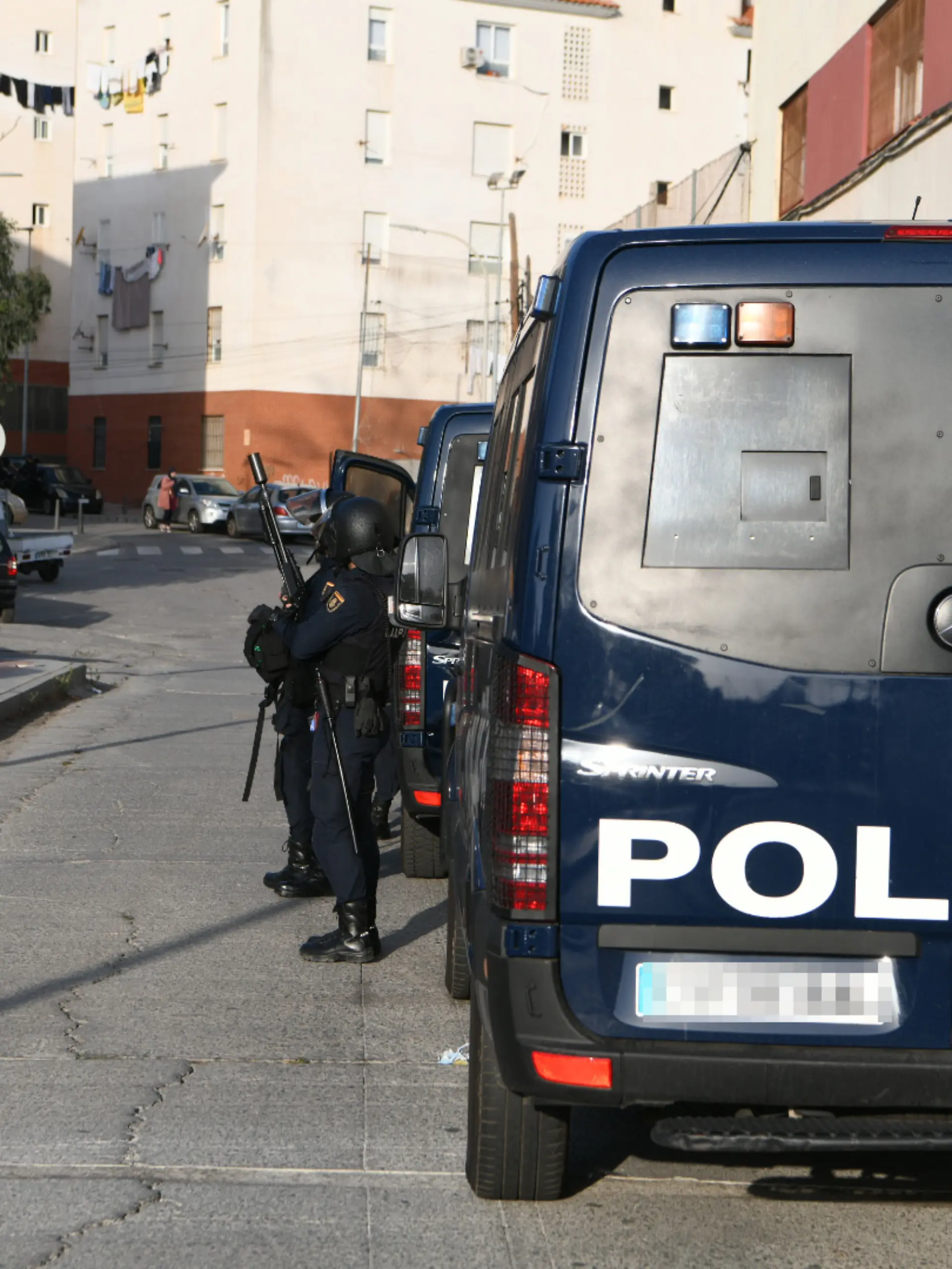 ARCHIV - 10.10.2022, Spanien, Ceuta: Ein Polizeiwagen und Beamte der Nationalen Polizei stehen während eines Polizeieinsatzes im Stadtteil El Principe in Ceuta. Ein Mann wurde in der Nacht bei einer Schießerei getötet. (zu dpa: «Wochenlang an Bett gefesselt - Polizei befreit Frau») Foto: Antonio Sempere/EUROPA PRESS/dpa +++ dpa-Bildfunk +++