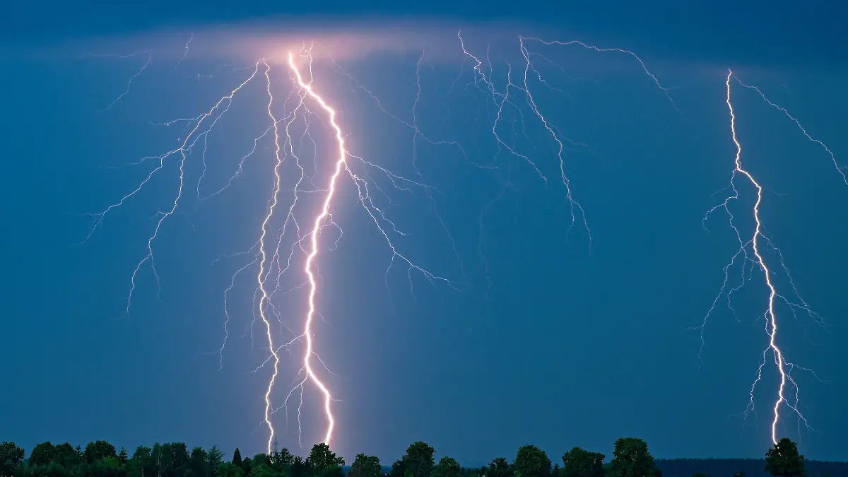 ARCHIV - 15.08.2023, Brandenburg, Petersdorf: Schnell weg! Bei einem Gewitter muss man sich entweder in einem Gebäude in Sicherheit bringen - oder Schutz in einer Mulde suchen. (zu dpa: «Gewitter und Unwetter im Südwesten erwartet») Foto: Patrick Pleul/dpa/dpa-tmn +++ dpa-Bildfunk +++