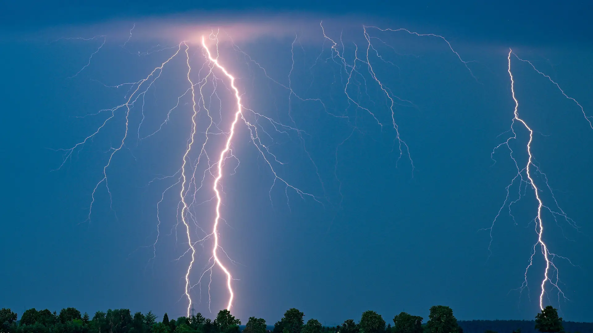 ARCHIV - 15.08.2023, Brandenburg, Petersdorf: Schnell weg! Bei einem Gewitter muss man sich entweder in einem Gebäude in Sicherheit bringen - oder Schutz in einer Mulde suchen. (zu dpa: «Gewitter und Unwetter im Südwesten erwartet») Foto: Patrick Pleul/dpa/dpa-tmn +++ dpa-Bildfunk +++