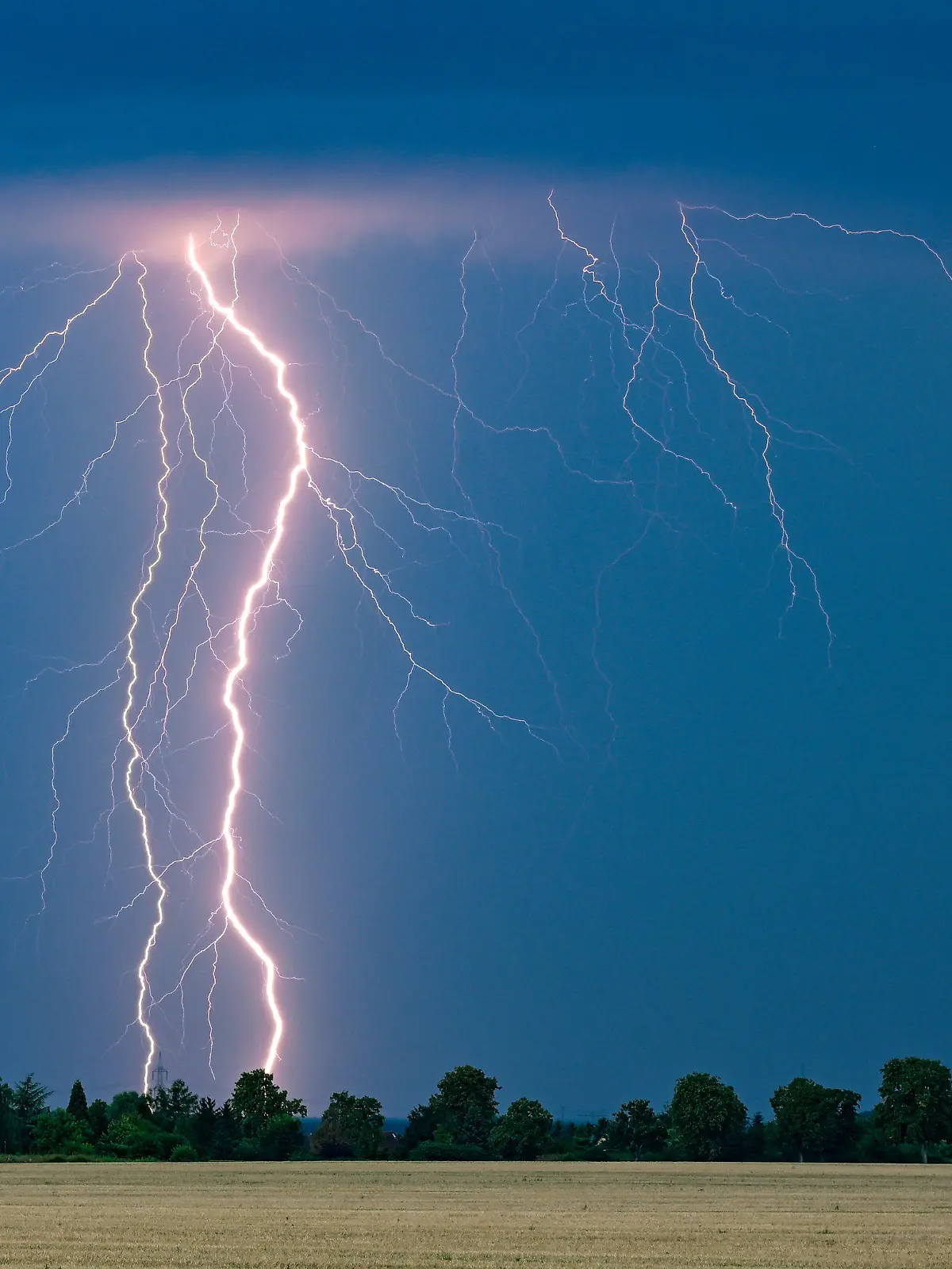 ARCHIV - 15.08.2023, Brandenburg, Petersdorf: Schnell weg! Bei einem Gewitter muss man sich entweder in einem Gebäude in Sicherheit bringen - oder Schutz in einer Mulde suchen. (zu dpa: «Gewitter und Unwetter im Südwesten erwartet») Foto: Patrick Pleul/dpa/dpa-tmn +++ dpa-Bildfunk +++