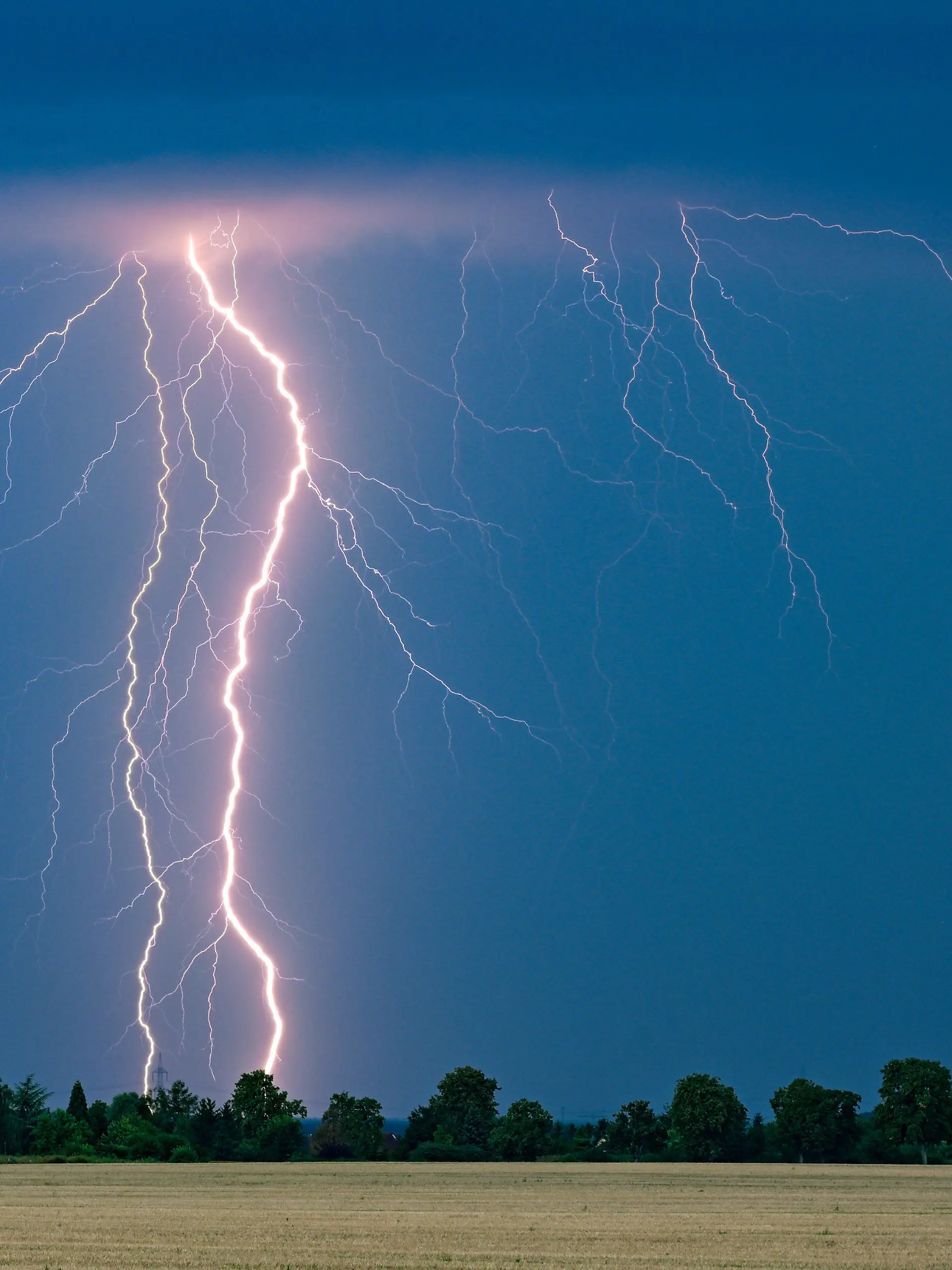 ARCHIV - 15.08.2023, Brandenburg, Petersdorf: Schnell weg! Bei einem Gewitter muss man sich entweder in einem Gebäude in Sicherheit bringen - oder Schutz in einer Mulde suchen. (zu dpa: «Gewitter und Unwetter im Südwesten erwartet») Foto: Patrick Pleul/dpa/dpa-tmn +++ dpa-Bildfunk +++