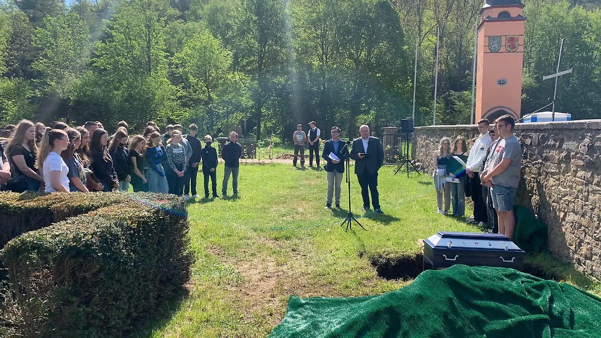 Beerdigung des Schul-Skeletts in Schleiden.