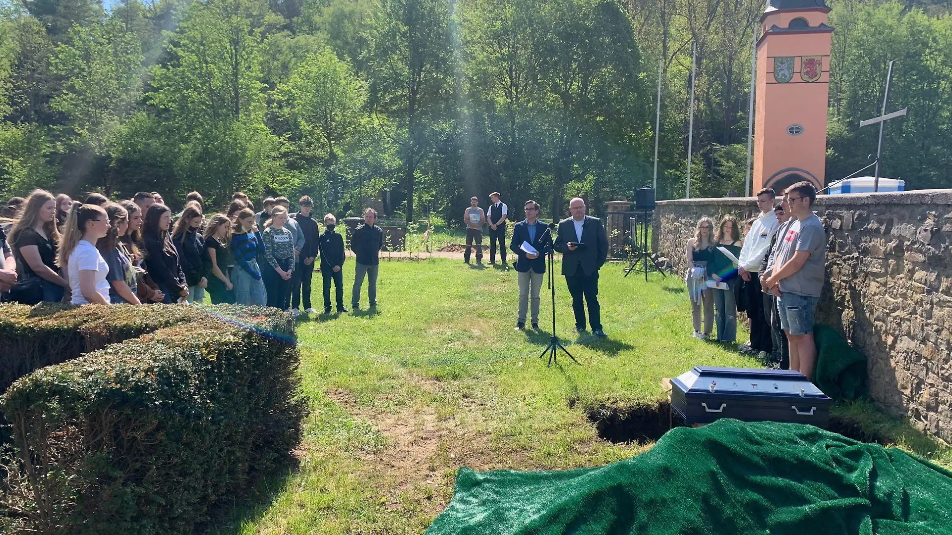 Beerdigung des Schul-Skeletts in Schleiden.