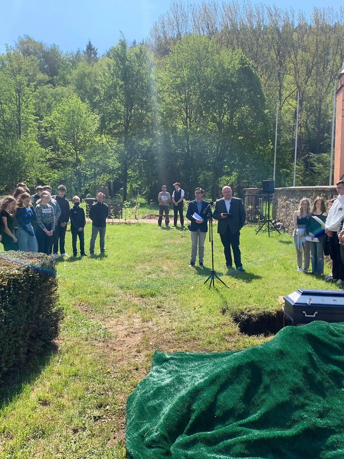 Beerdigung des Schul-Skeletts in Schleiden.