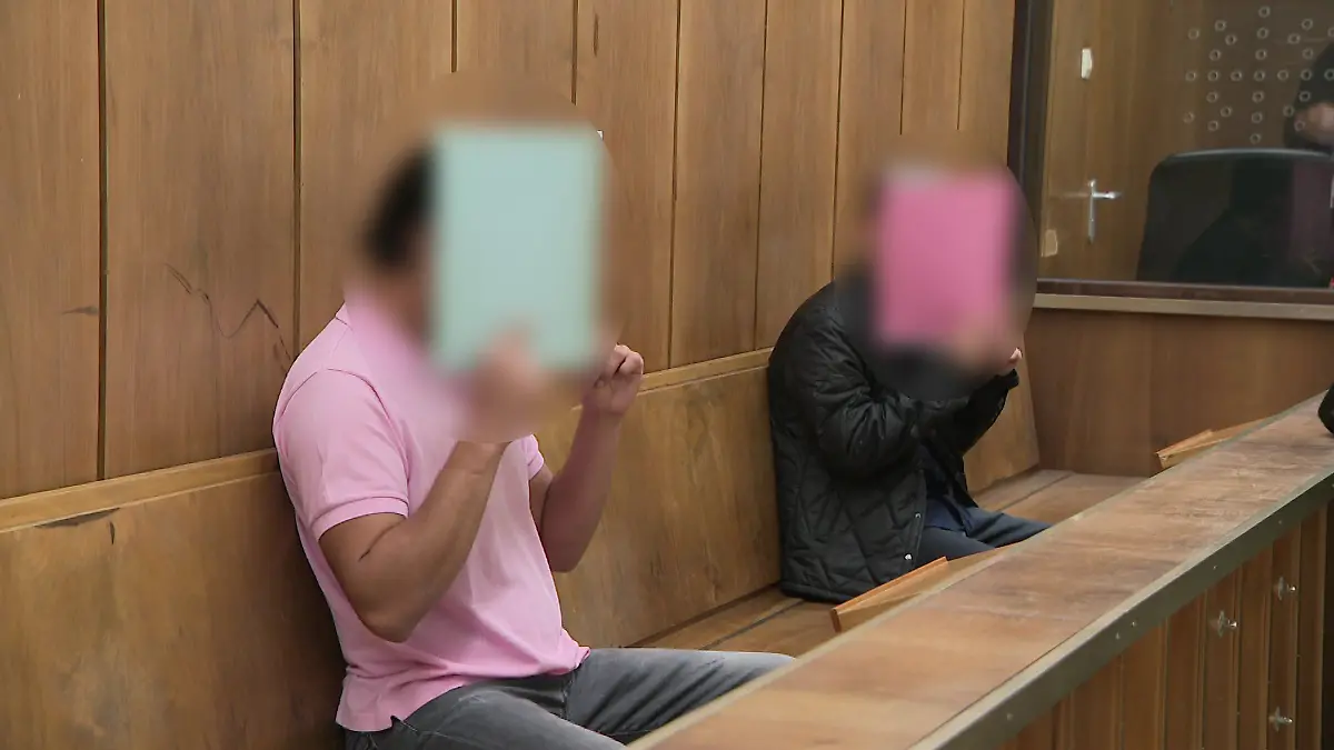 Die angeklagten Romeo K. (li). und Alan T. (re.) beim Prozessauftakt in Hannover.