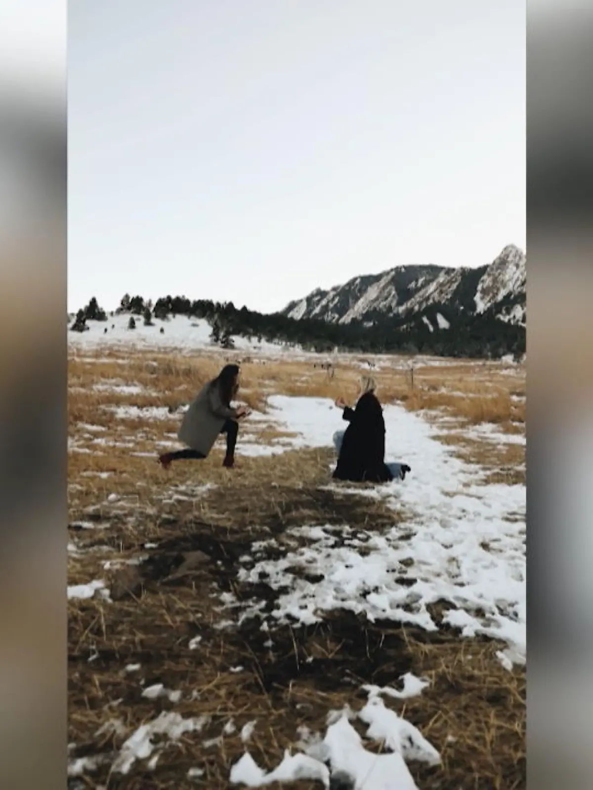 Diesen Tag werden zwei Amerikanerinnen aus Colorado wohl nie vergessen. Beide wollten ein Fotoshooting in einem Park für einen Heiratsantrag nutzen. Sogar den Fotografen weihten beide ein. So entstanden diese romantischen Bilder.