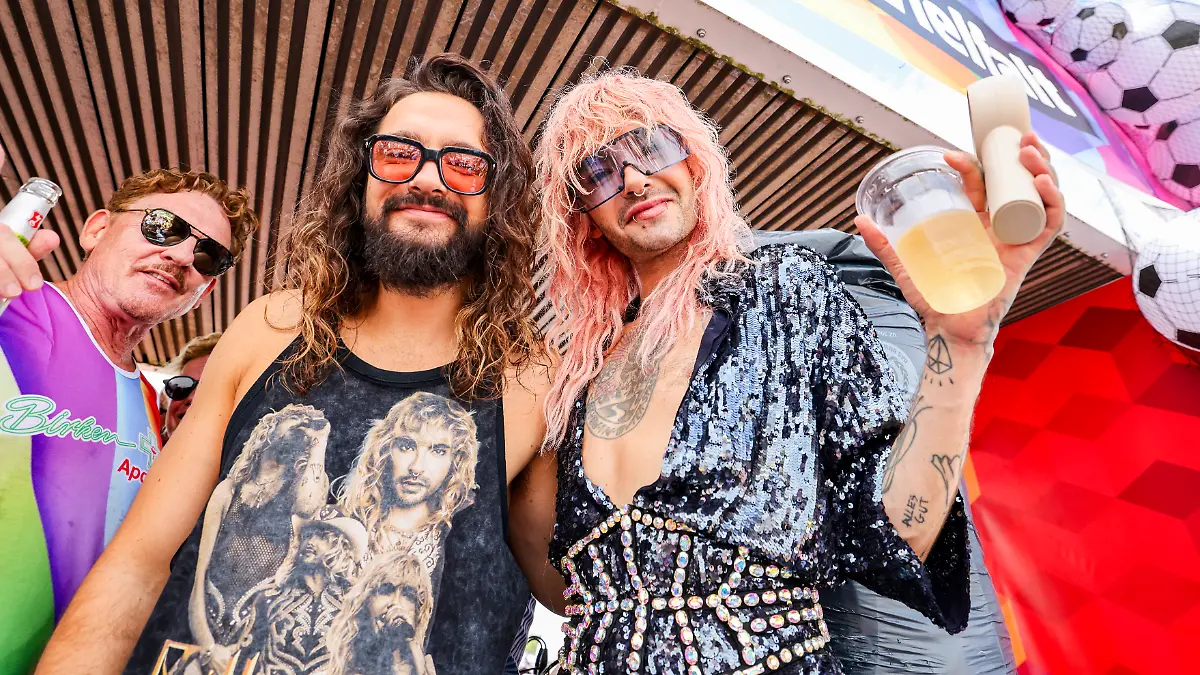 Die Brüder Tom Kaulitz (l) und Bill Kaulitz feiern auf einem Wagen beim CSD in Köln. Mit mehr als 60.000 Teilnehmern und über eine Million erwarteten Besuchern gilt der Kölner CSD als einer der größten in Europa.