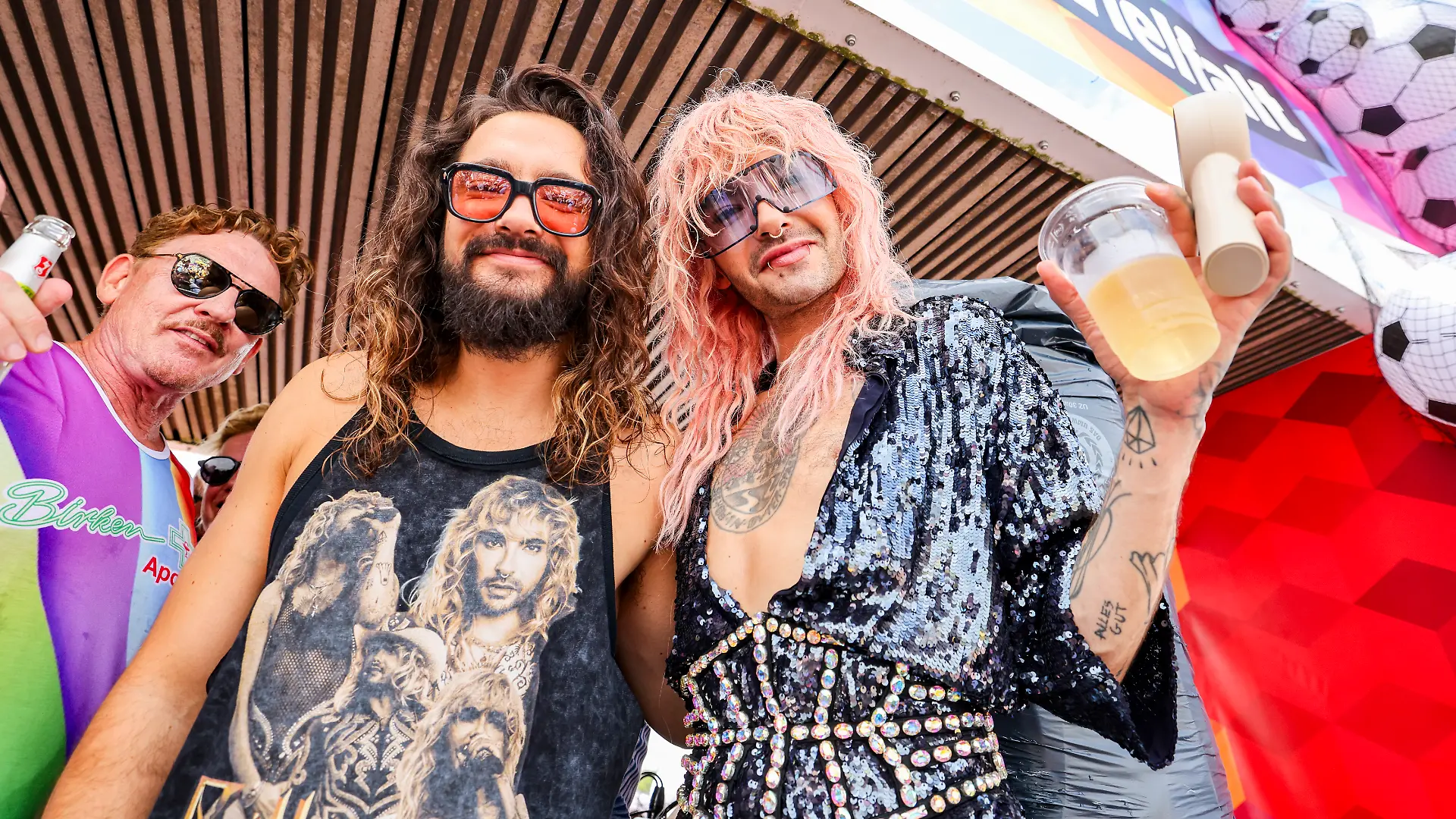 Die Brüder Tom Kaulitz (l) und Bill Kaulitz feiern auf einem Wagen beim CSD in Köln. Mit mehr als 60.000 Teilnehmern und über eine Million erwarteten Besuchern gilt der Kölner CSD als einer der größten in Europa.