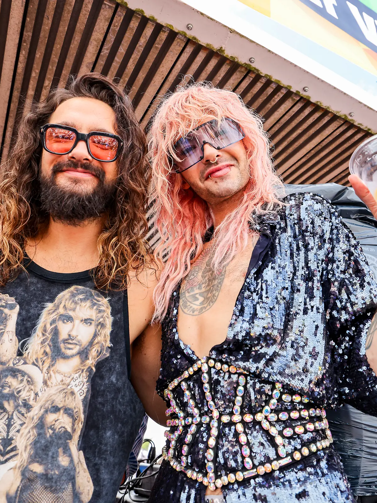 Die Brüder Tom Kaulitz (l) und Bill Kaulitz feiern auf einem Wagen beim CSD in Köln. Mit mehr als 60.000 Teilnehmern und über eine Million erwarteten Besuchern gilt der Kölner CSD als einer der größten in Europa.