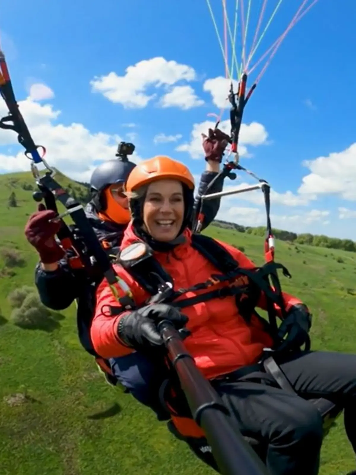 Moderatorin Birgit von Bentzel bei ihrem ersten Tandemflug.
