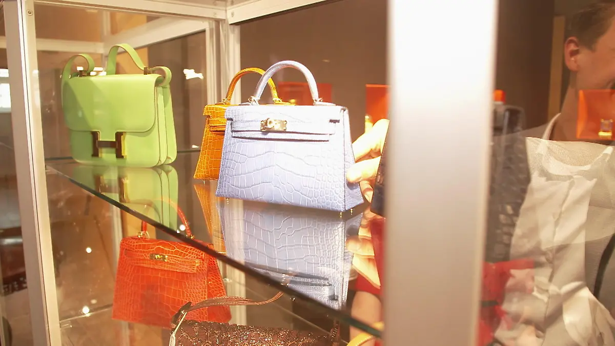 Gibt es hier Birkin, Dior und Co. wirklich zum Schnäppchenpreis?