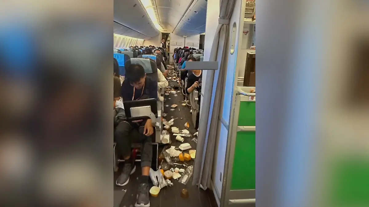 Als die Crew gerade das Essen serviert, wird der Flug von Jakarta nach Taipeh turbulent.
