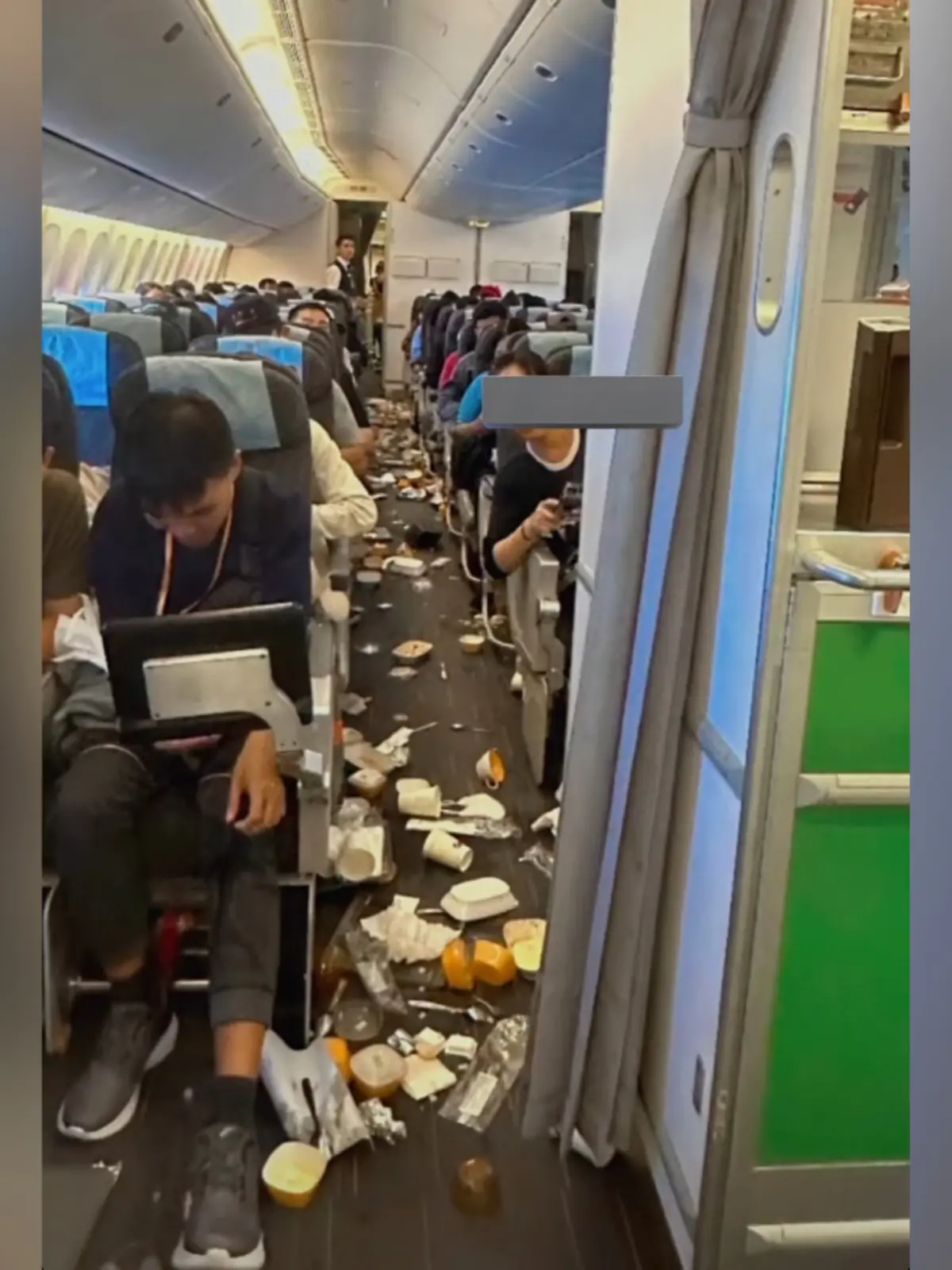 Als die Crew gerade das Essen serviert, wird der Flug von Jakarta nach Taipeh turbulent.
